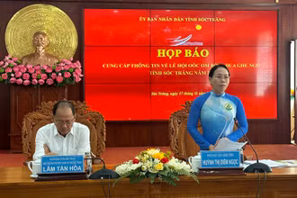 Trưởng Ban Tổ chức lễ hội Huỳnh Thị Diễm Ngọc phát biểu tại cuộc họp báo.
