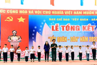 Trao học bổng cho các học sinh nông thôn vượt khó học tốt.