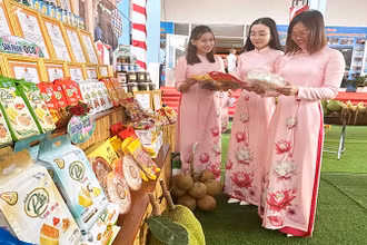 Hàng Tết chất lượng, giá ổn định phục vụ người dân nông thôn Sóc Trăng.