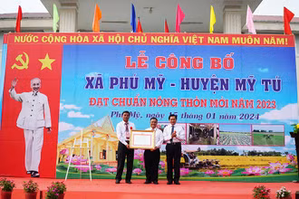Chủ tịch Ủy ban nhân dân tỉnh Sóc Trăng Trần Văn Lâu trao quyết định công nhận Phú Phú đạt xã nông thôn mới.