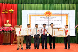 Thừa ủy nhiệm của Thủ tướng Chính phủ, Bí thư Tỉnh ủy Sóc Trăng Lâm Văn Mẫn và Chủ tịch Ủy ban nhân dân tỉnh Sóc Trăng Trần Văn Lâu trao Quyết định công nhận Cù Lao Dung là huyện nông thôn mới.