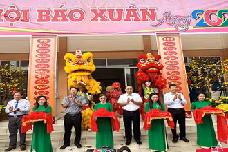 Lãnh đạo tỉnh Sóc Trăng thực hiện nghi thức khai trương Hội báo Xuân Ất Tỵ 2025.