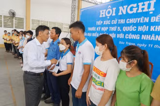 Đồng chí Lâm Văn Mẫn tặng quà cho công nhân, người lao động tại KCN An nghiệp, tỉnh Sóc Trăng.