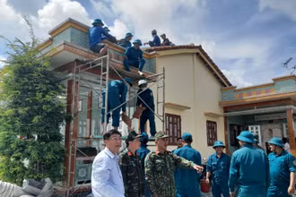 Ban Chỉ huy Phòng, chống lụt bão và Tiềm kiếm cứu nạn tỉnh Long An đi kiểm tra công tác khắc phục. 