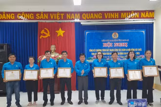 Chủ tịch Liên đoàn Lao động tỉnh Long An Nguyễn Văn Quí tặng bằng khen cho tập thể đã có thành tích tiêu biểu trong thực hiện Chương trình "Đẩy mạnh công tác chăm lo đời sống vật chất, tinh thần cho đoàn viên và người lao động” giai đoạn 2018-2023.