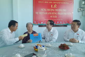 Phó Chủ tịch Thường trực Quốc hội Trần Thanh Mẫn đến thăm Mẹ Việt Nam Anh hùng Phạm Thị Uyển.