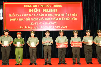 Đại tá Trần Văn Dương - Giám đốc Công an tỉnh Sóc Trăng trao thưởng cho các tập thể, cá nhân.
