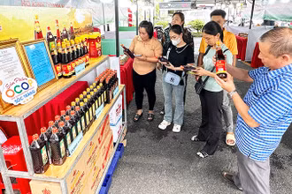 Khách hàng chọn mua sản phẩm OCOP tại siêu thị.