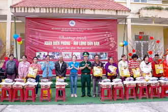 Tặng quà cho người nghèo xã Vĩnh Hải và Lạc Hòa, thị xã Vĩnh Châu.