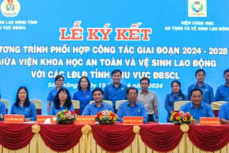 Công đoàn các tỉnh Tây Nam Bộ ký kết thi đua.