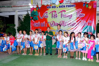 Tổ chức cho thiếu nhi vùng biên giới biển Sóc Trăng vui đêm Trung thu. (Ảnh Văn Long)
