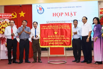 Hội Nhà báo Việt Nam tỉnh Sóc Trăng đón nhận bức trướng.