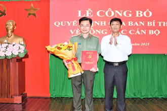 Bí thư Tỉnh ủy Sóc Trăng Lâm Văn Mẫn trao quyết định của Ban Bí thư cho Đại tá Trần Văn Dương. 