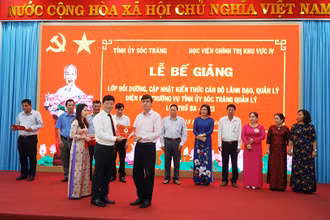 Ban tổ chức lớp trao giấy chứng nhận cho các học viên.