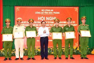 Chủ tịch UBND tỉnh Sóc Trăng Trần Văn Lâu trao Bằng khen cho các tập thể và cá nhân.