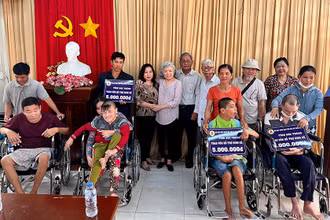 Tặng vốn hỗ trợ sinh kế cho nạn nhân bị nhiễm chất độc hóa học da cam tại huyện Mỹ Tú.