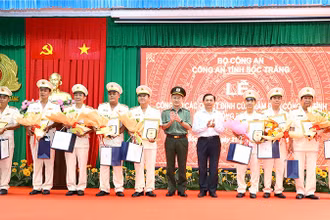 Chủ tịch Ủy ban nhân dân tỉnh Sóc Trăng Trần Văn Lâu và Giám đốc Công an tỉnh Sóc Trăng Đại tá Trần Văn Dương, trao quyết định cho các cán bộ
