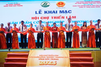 Nghi thức cắt băng khai mạc hội chợ triển lãm.