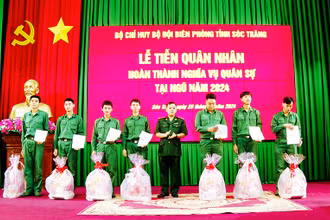 Đại tá Lê Hồng Hà trao quyết định xuất ngũ và tặng quà cho các quân nhân.