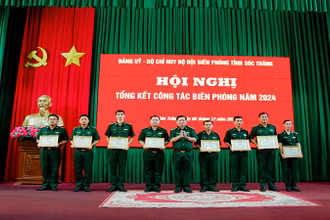 Khen thưởng các tập thể xuất sắc trong phong trào thi đua Quyết thắng năm 2024.