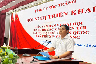 Đồng chí Võ Chí Công, Trưởng Ban Tổ chức Tỉnh ủy Sóc Trăng triển khai các nội dung tại hội nghị.