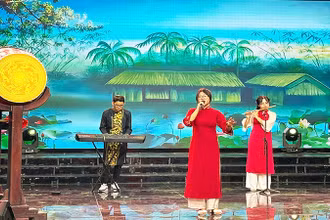 Diễn ngâm bài thơ “Nguyên tiêu” của Chủ tịch Hồ Chí Minh.
