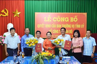 Phó Bí thư Thường trực Tỉnh ủy Sóc Trăng Hồ Thị Cẩm Đào trao quyết định cho các đồng chí Dương Sà Kha và Trần Văn Việt. 