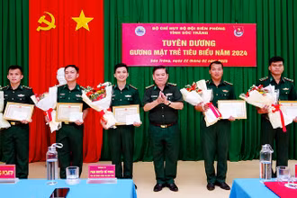 Đại tá Trịnh Kim Khâm trao giấy khen cho các “Gương mặt trẻ tiêu biểu”, “Gương mặt trẻ triển vọng”. 