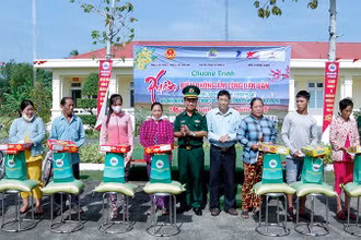 Trao quà Tết cho các hộ gia đình có hoàn cảnh khó khăn trên địa bàn khu vực biên giới biển huyện Cù Lao Dung.