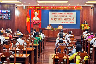 Hội đồng nhân dân tỉnh Sóc Trăng xem xét thông qua Nghị quyết.