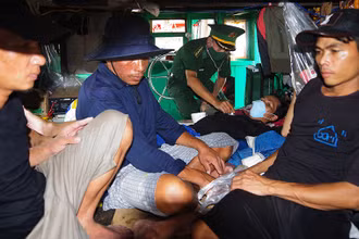 Quân y Biên phòng Sóc Trăng phục hồi sức khỏe ban đầu cho các ngư dân.