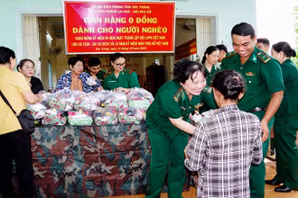 Trao quà cho người nghèo tại gian hàng 0 đồng.