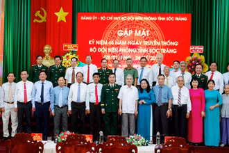 Các đại biểu chụp hình lưu niệm tại buổi gặp mặt.