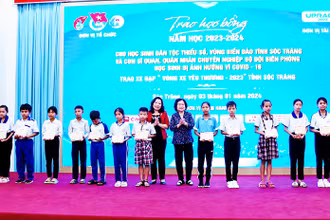Chủ tịch Quỹ học bổng Vừ A Dính, Chủ nhiệm CLB “Vì Hoàng Sa - Trường Sa thân yêu” Trương Mỹ Hoa và Phó Bí thư Thường trực Tỉnh ủy Sóc Trăng Hồ Thị Cẩm Đào trao học bổng cho các em học sinh.