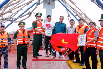 Tuần tra kiểm soát kết hợp tặng tủ thuốc Biên phòng, ảnh Bác Hồ, cờ Tổ quốc và phao cứu sinh cho chủ tàu cá.