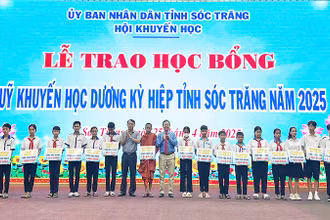 Trao học bổng “Dương Kỳ Hiệp” cho 240 học sinh hiếu học tiêu biểu.