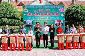Tặng quà cho các hộ gia đình có hoàn cảnh khó khăn tại chương trình.