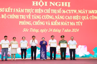 Lãnh đạo Tỉnh ủy Sóc Trăng trao bằng khen cho tập thể, cá nhân tiêu biểu trong thực hiện Chỉ thị số 36-CT/TW