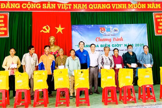 Lãnh đạo Tỉnh đoàn Sóc Trăng và Huyện ủy Cù Lao Dung tặng quà cho người nghèo tại chương trình.