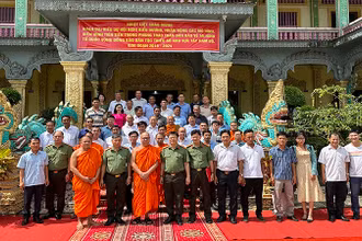 Đoàn đại biểu tham quan mô hình “Sư sãi, phật tử tham gia phòng, chống tội phạm, tệ nạn xã hội”
