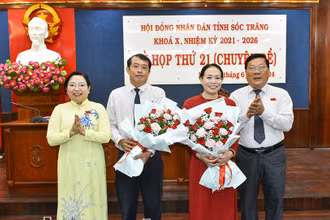 Lãnh đạo Tỉnh ủy - Hội đồng nhân dân tỉnh Sóc Trăng tặng hoa chúc mừng các đồng chí được phân công nhiệm vụ mới. (Ảnh: SONG LÊ)