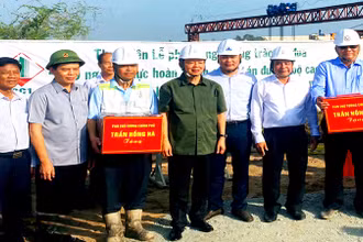 Phó Thủ Tướng Trần Hồng Hà tặng quà cho các công nhân thi công cao tốc.