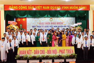 Các Ủy viên Ủy ban Mặt trận Tổ quốc Việt Nam huyện Mỹ Tú, nhiệm kỳ 2024 - 2029 ra mắt tại Đại hội.