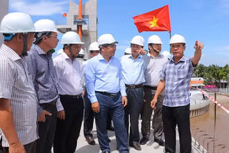 Lãnh đạo Bộ Nông nghiệp và Phát triển nông thôn cùng lãnh đạo tỉnh Sóc Trăng kiểm tra vận hành cửa van cống âu thuyền Rạch Mọp.
