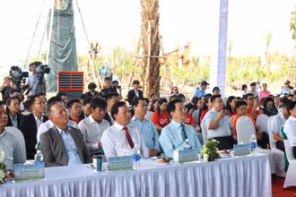 Phó Thủ tướng Chính phủ Mai Văn Chính cùng lãnh đạo chính quyền tỉnh qua các thời kỳ dự tại điểm cầu truyền hình trực tiếp tại Long An.