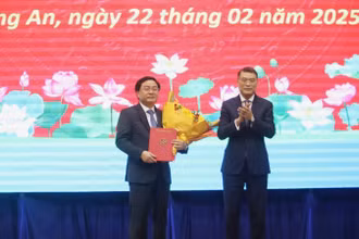 Trưởng Ban Tổ chức Trung ương Lê Minh Hưng trao Quyết định của Bộ Chính trị về việc điều động, chỉ định ông Nguyễn Văn Quyết giữ chức Bí thư Tỉnh ủy Long An.