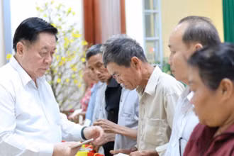 Ủy viên Bộ Chính trị, Trưởng Ban Tuyên giáo Trung ương Nguyễn Trọng Nghĩa trao quà Tết tới gia đình chính sách, hộ dân có hoàn cảnh khó khăn và công nhân tại Long An.