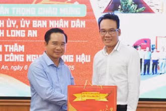 Bí thư Tỉnh ủy Long An Nguyễn Văn Được đến thăm, chúc Tết Ban quản lý Khu công nghiệp Long Hậu, Cần Giuộc, Long An
