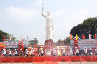 Lãnh đạo, nguyên lãnh đạo tỉnh và Trung ương động thổ khởi công dựng Khu lưu niệm đồng chí Võ Văn Tần và đồng chí Võ Văn Ngân.