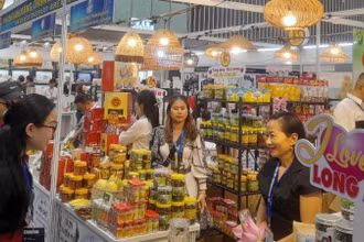 Khách hàng tham quan sản phẩm OCOP tiêu biểu của doanh nghiệp Long An sản xuất trưng bày tại hội chợ.